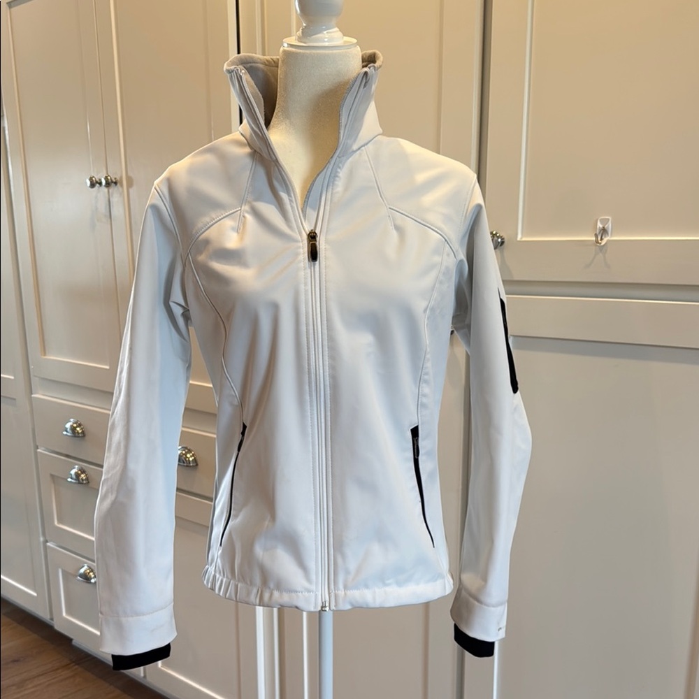 Columbia size medium women’s code 9‎ softshell titanium white jacket.